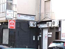 Letreros y aire acondicionado en un edificio catalogado. De infarto. 